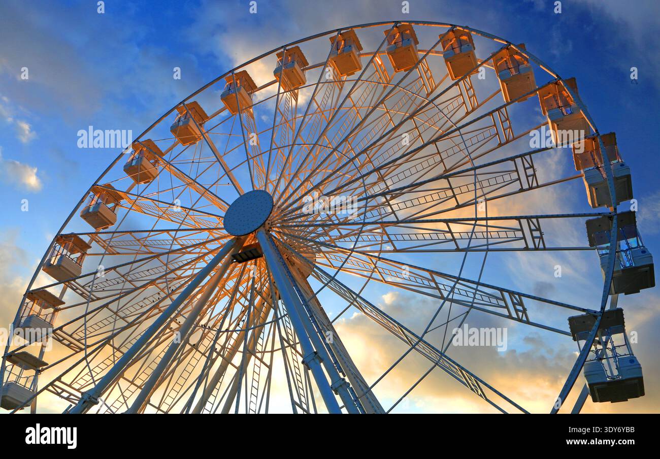 View of the Parkers Piece Ferris Wheel against a blue sky and clouds in Cambridge, England during the evening Stock Photo