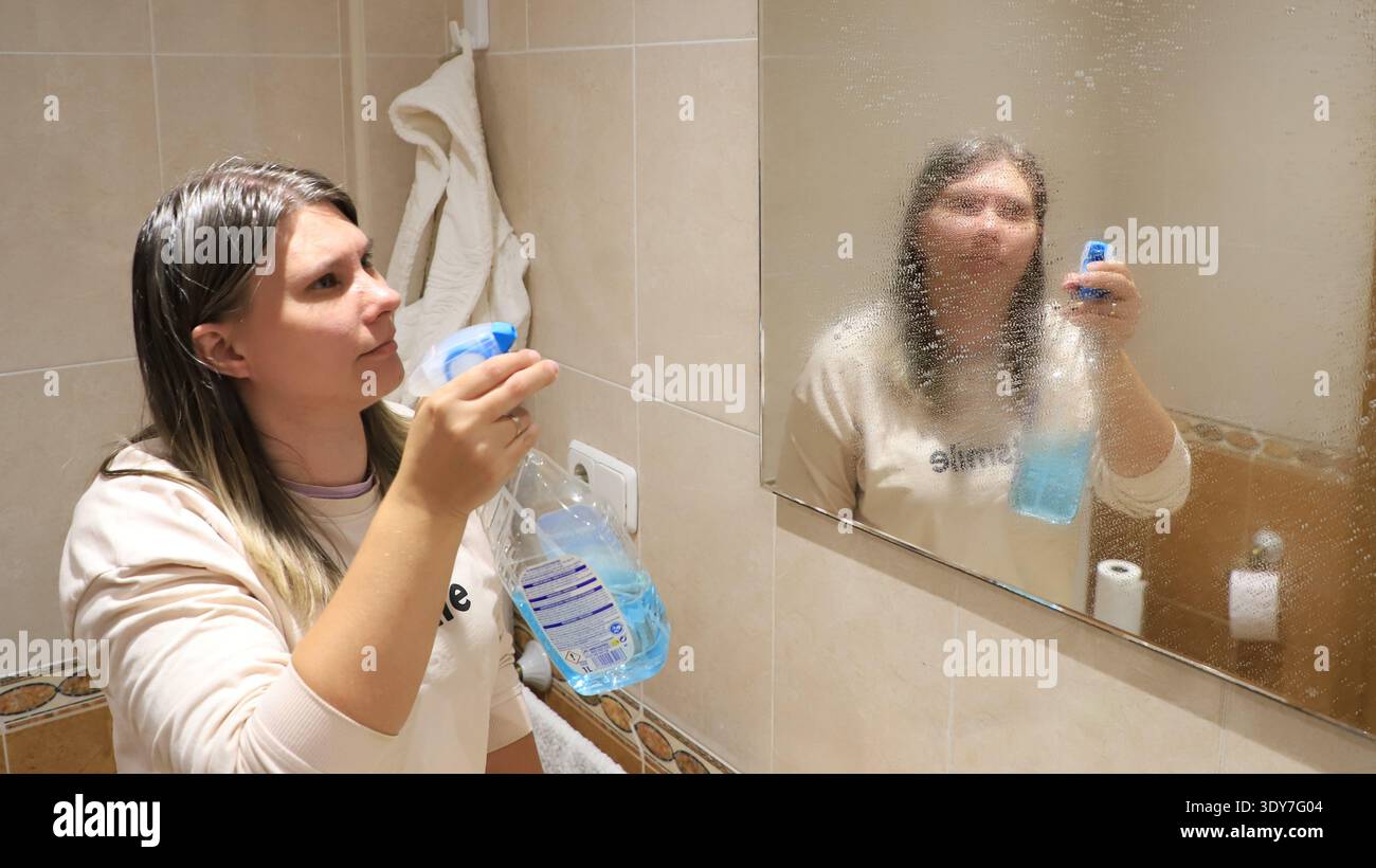 Woman spray bottle cleaning hi-res stock photography and images - Alamy