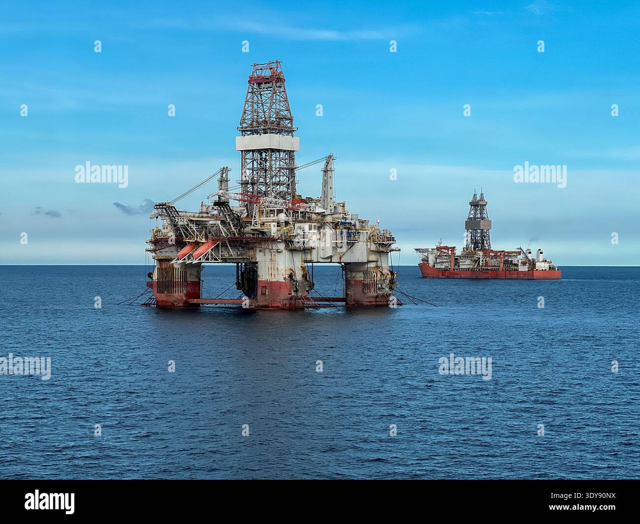 Oil Rig Crossover Oil extraction engineering semi hi-res stock photography and images - Alamy