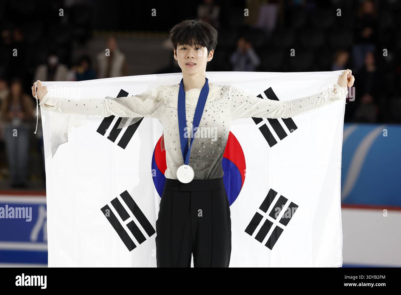 Seo Min Kyu of South Korea poses after winning silver in the men's ...