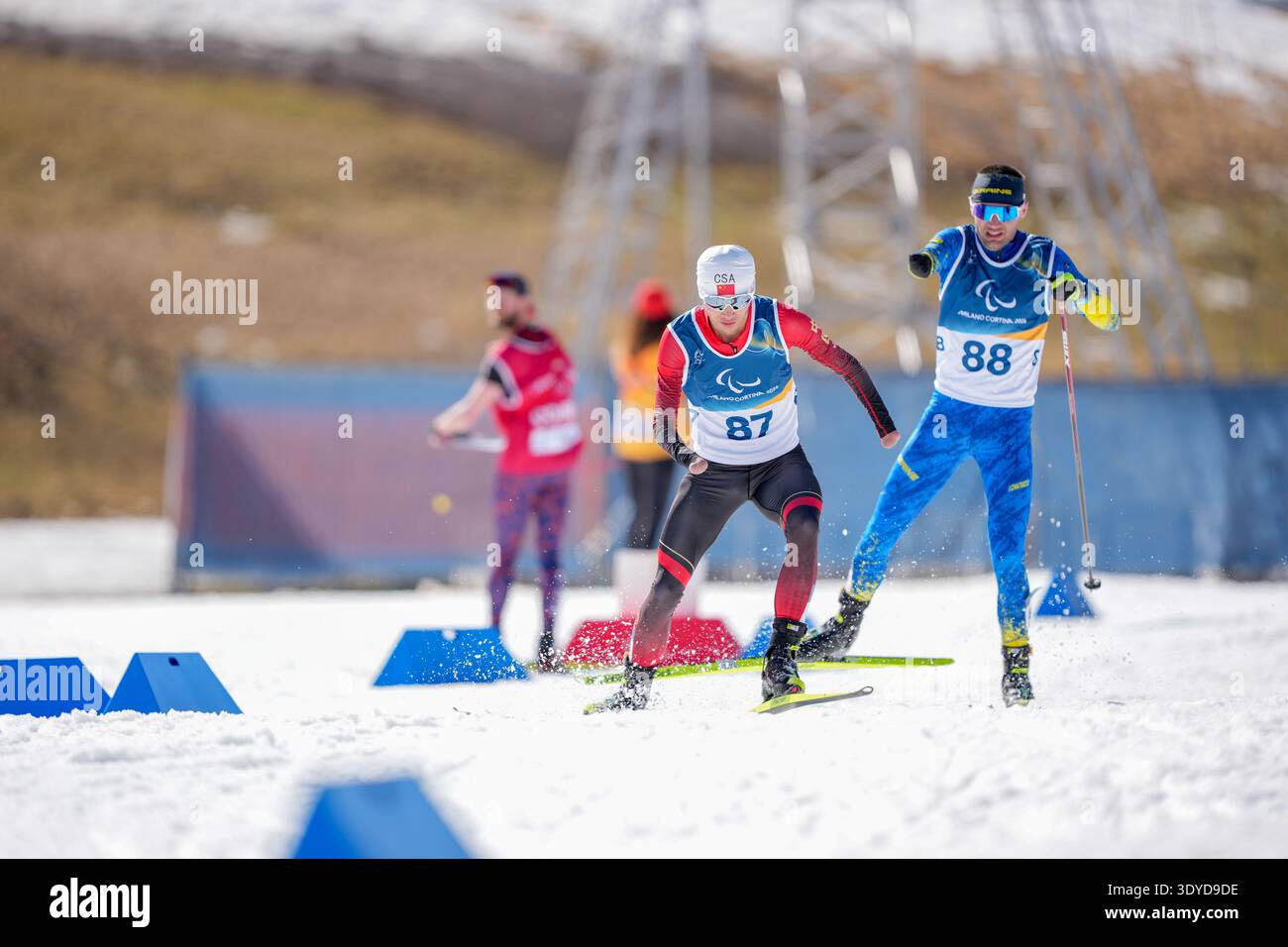 (260307) -- TESERO, March 7, 2026 (Xinhua) -- Liu Xiaobin (L) of China ...