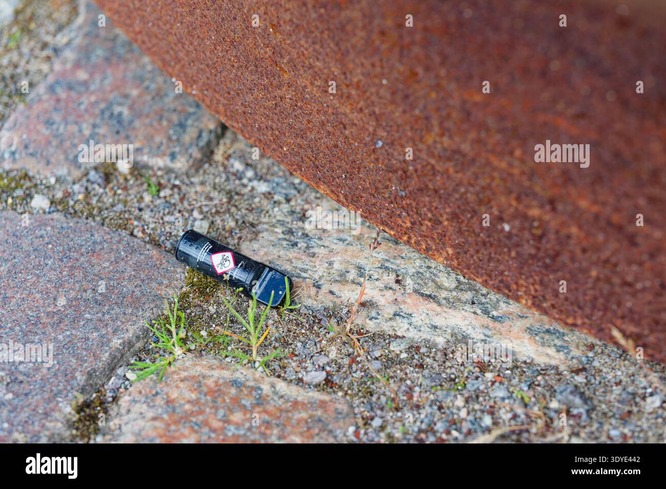 elfbar nachfüll pod läuft aus Disposable vape litter hi-res stock photography and images