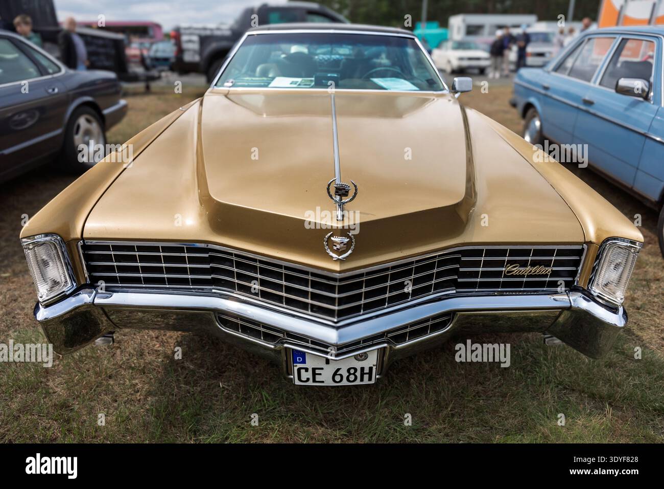 Gold cadillac hi-res stock photography and images - Alamy