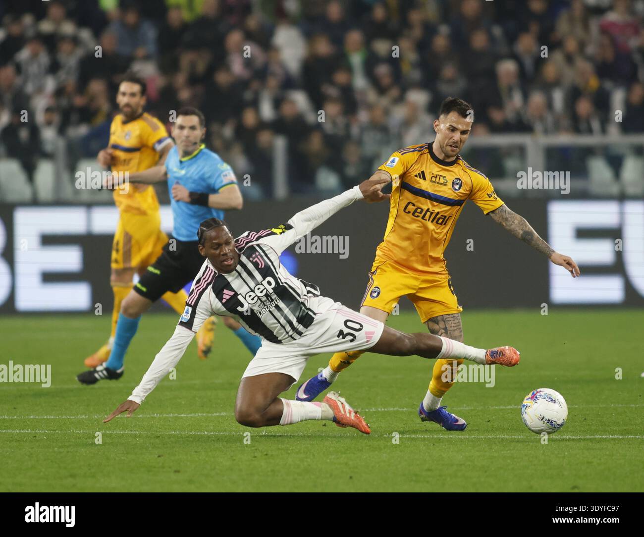 Jonathan David of Juventus FC and Marius Marin of Pisa SC during the ...