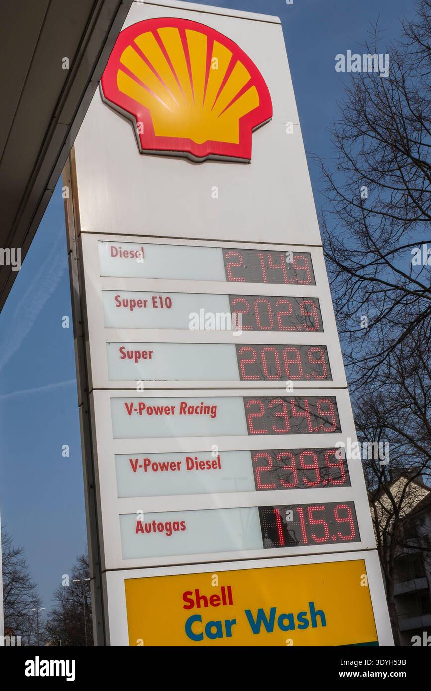 shell petrol station cigarette prices Shell petrol station petrol prices hi-res stock photography and images