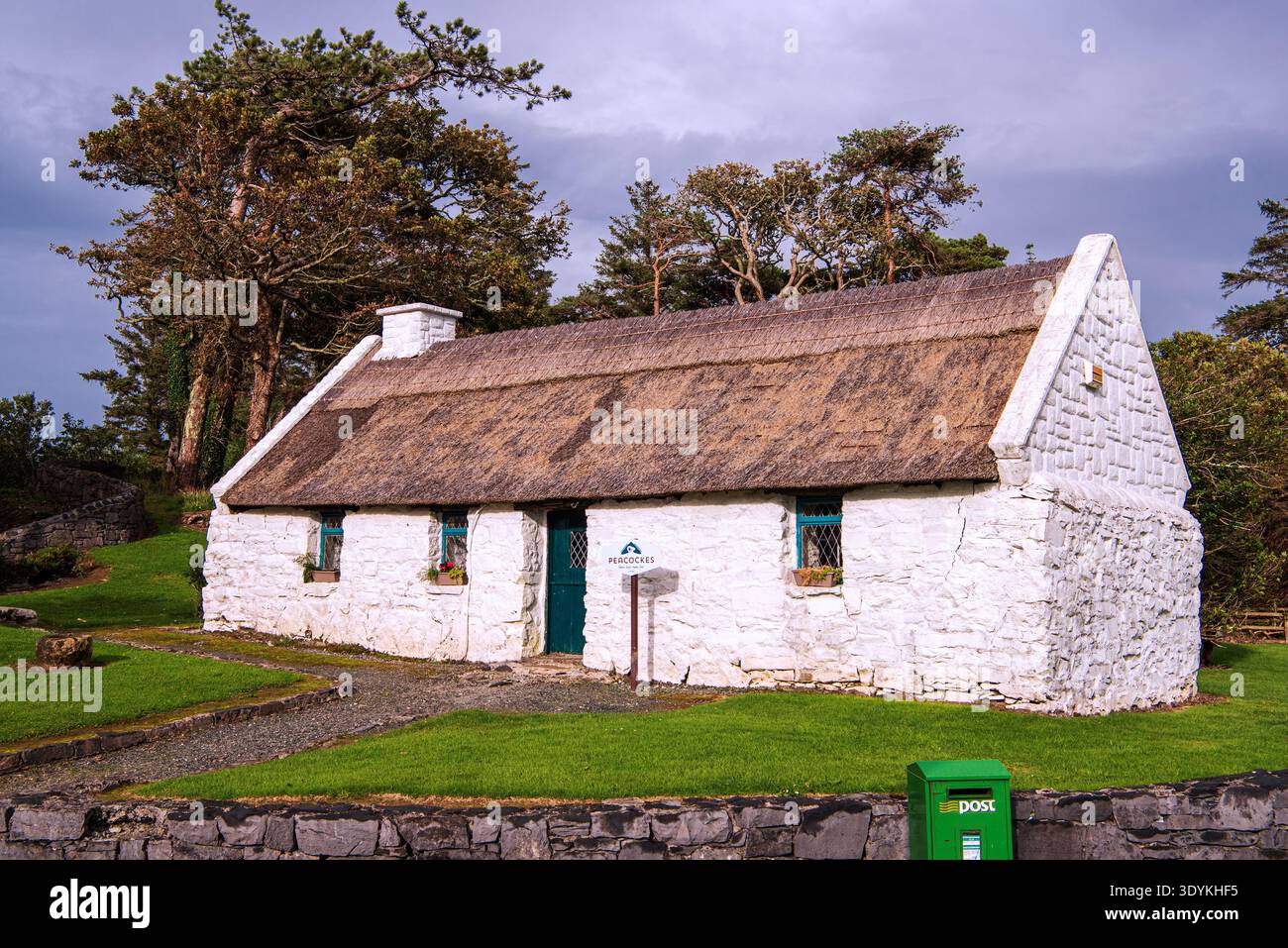 Traditional irish cottage hi-res stock photography and images - Alamy