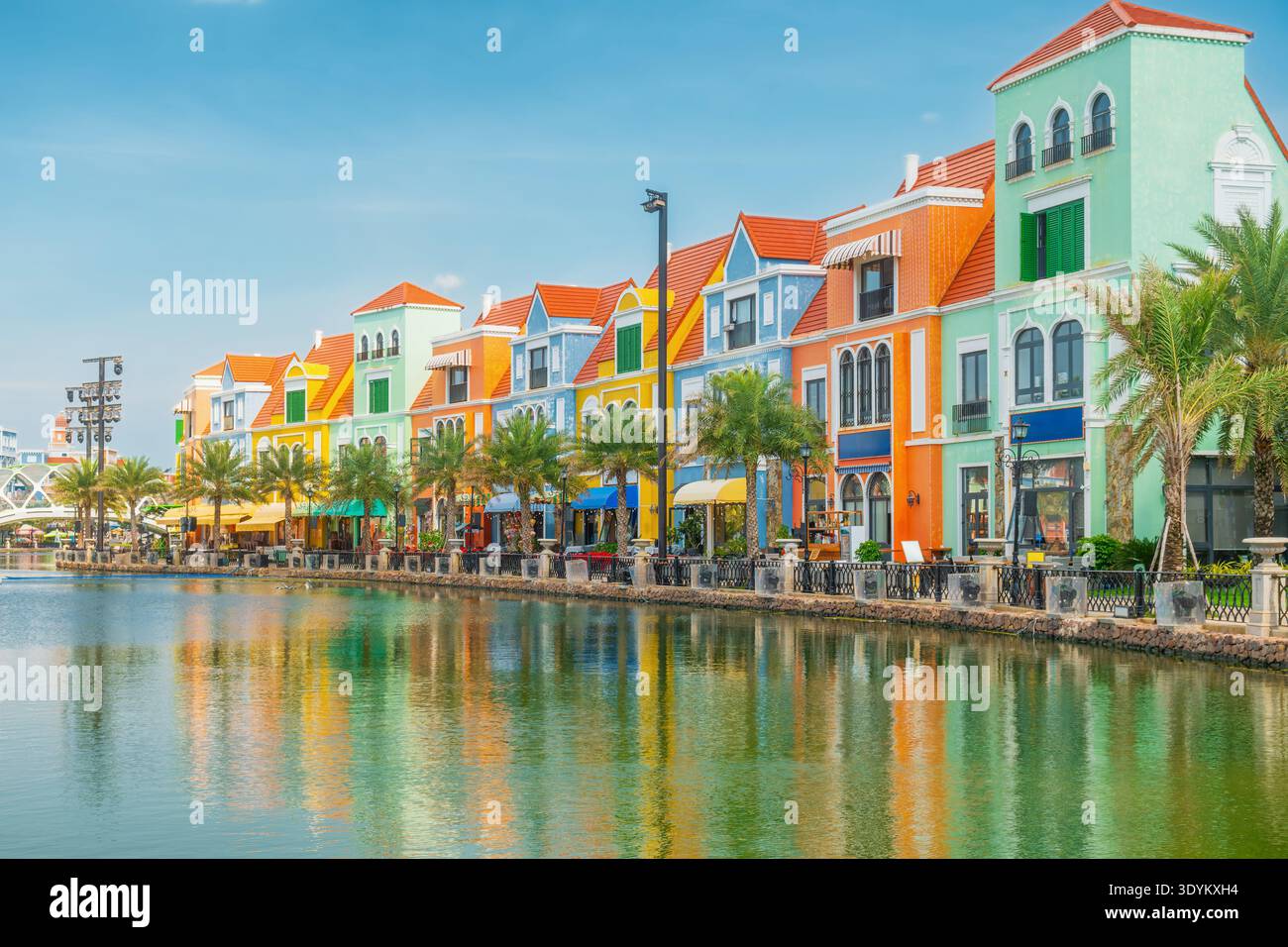 Palm trees modern buildings hi-res stock photography and images - Alamy