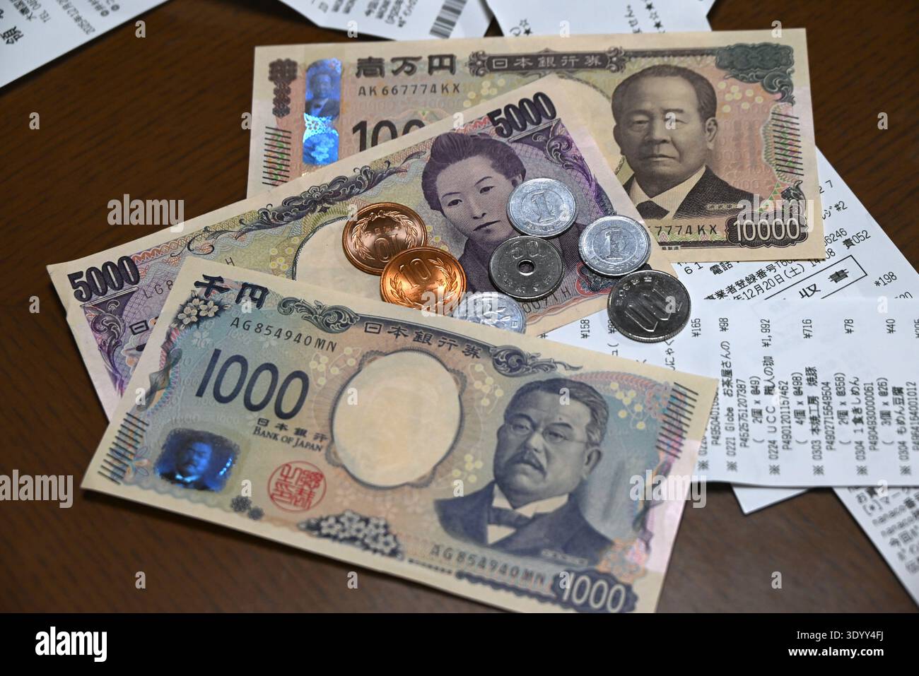 Yen Banknotes Set The Japanese Yen comes in coins of 1, 5, 10, 50, 100, and 500 yen, and ...