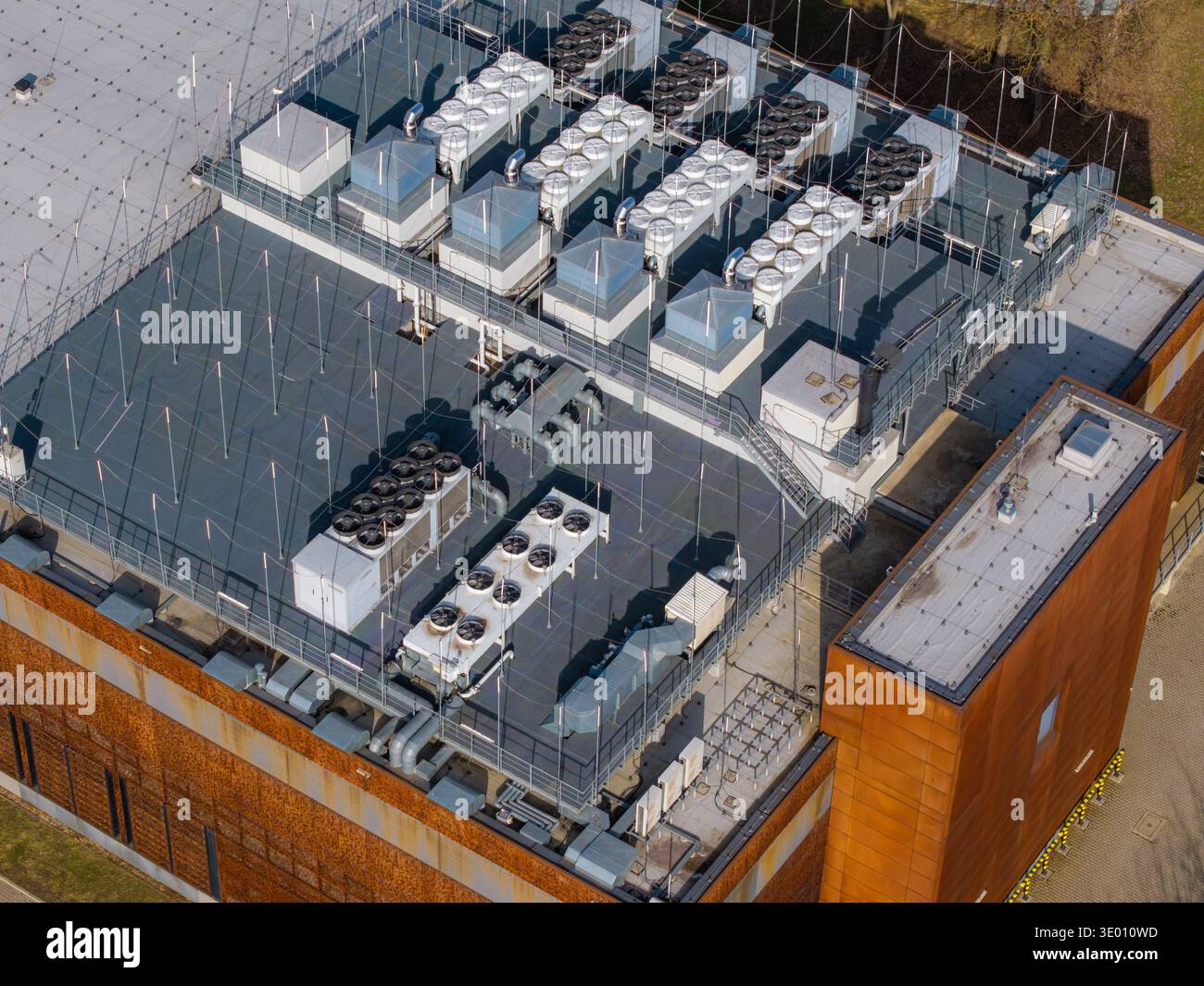 Data Center Rooftop Thermal units hi-res stock photography and images - Alamy