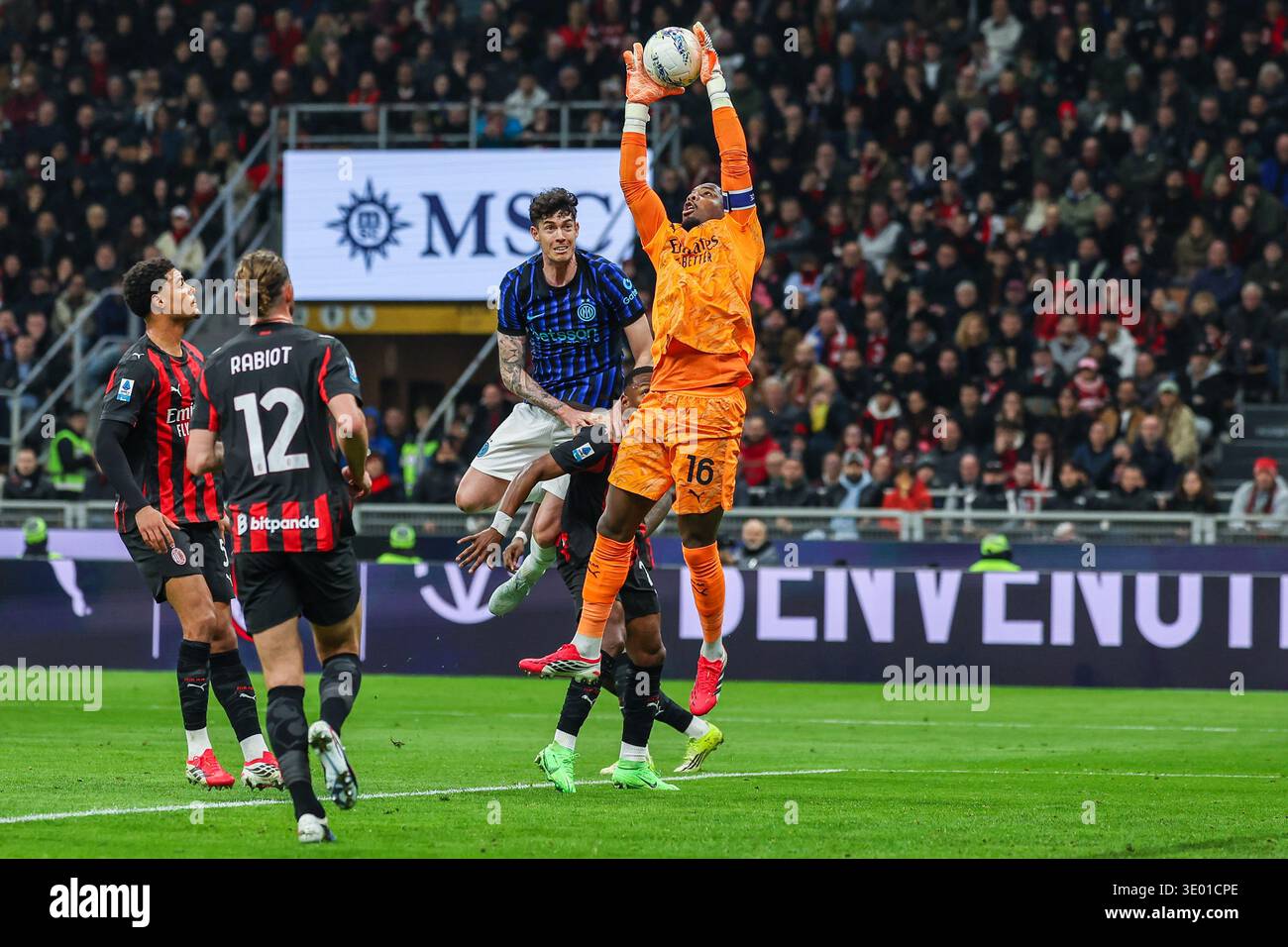 (R) Mike Maignan of AC Milan seen in action during Serie A 2025/26 ...