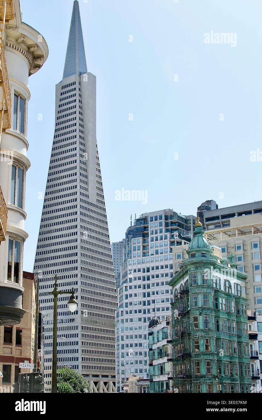 Triangular Flatiron Building copper-green facade and Transamerica ...