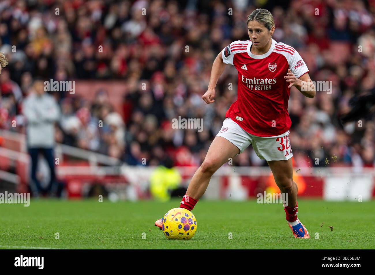 Football kyra cooney cross hi-res stock photography and images - Alamy