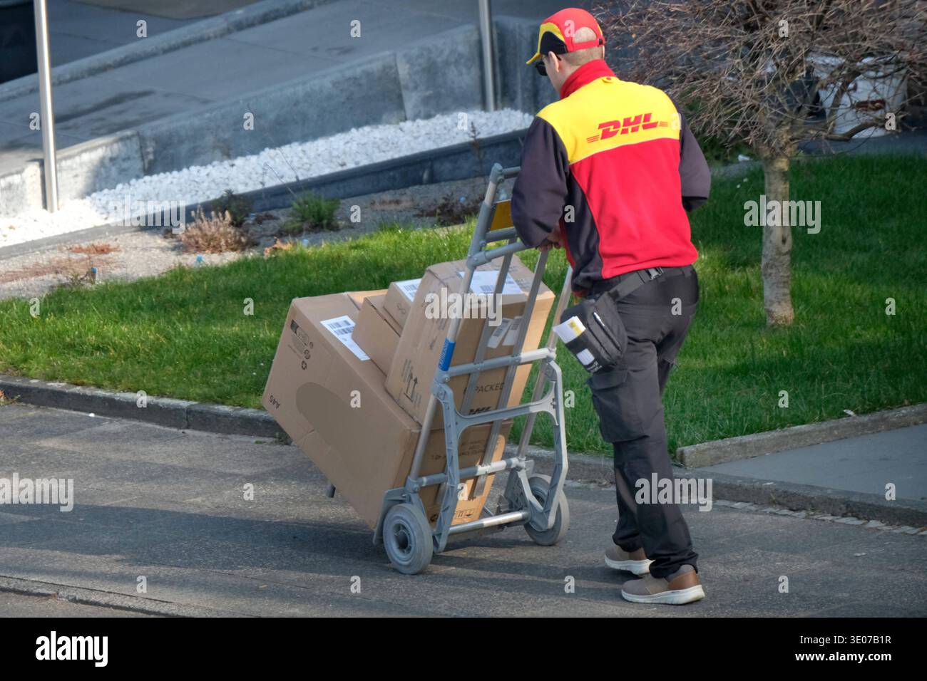 DHL Paketfahrer bei der Auslieferung. DHL *** DHL parcel driver ...