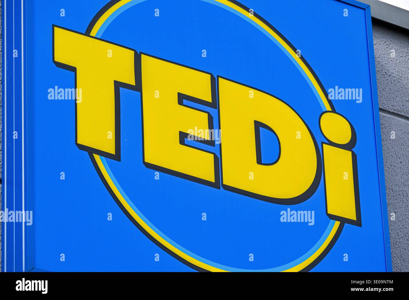 TEDI Markt Blick auf das Firmenlogo vom TEDI Markt. *** TEDI Markt View of the TEDI Markt company logo Stock Photo