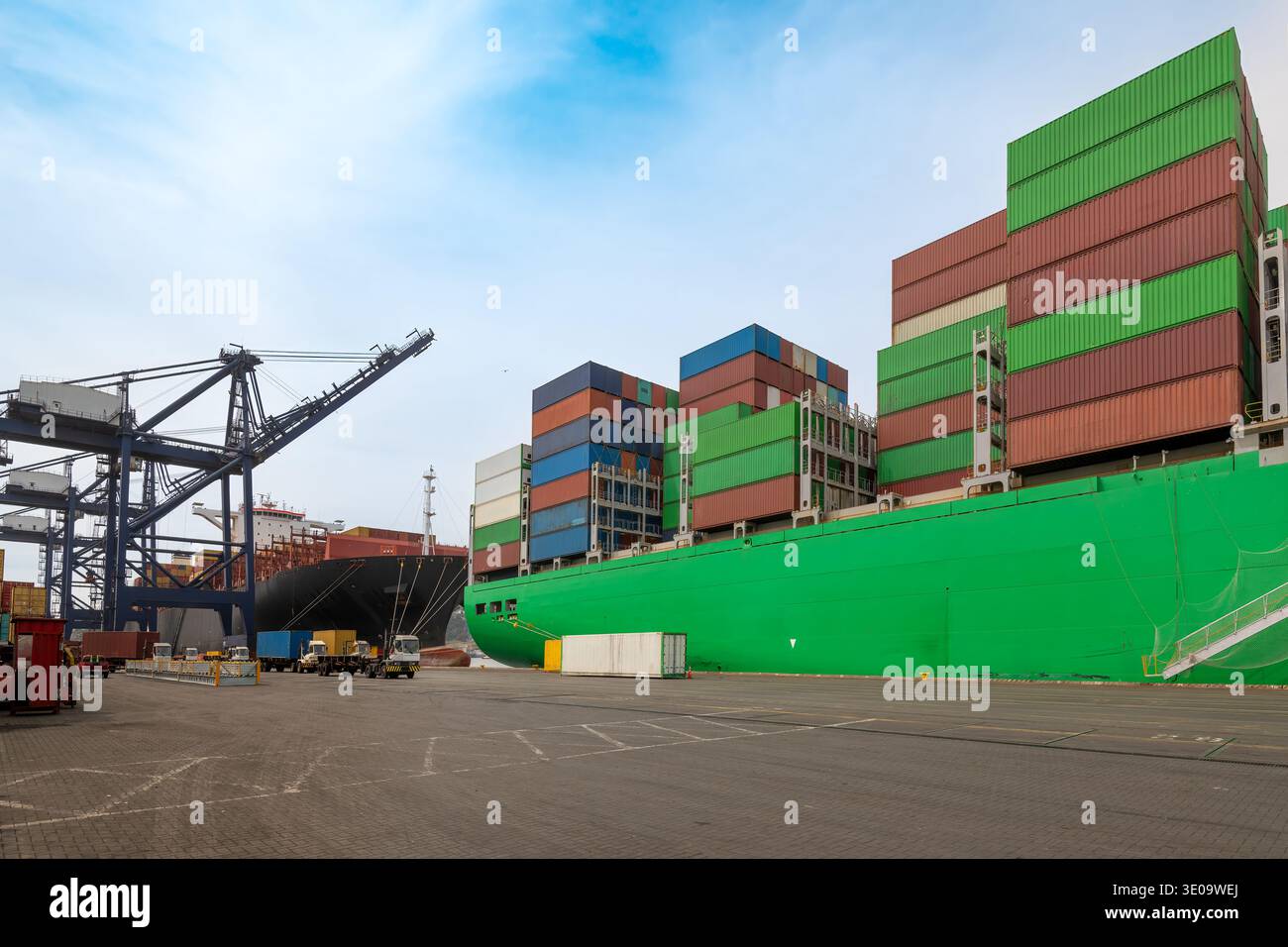 Plus Storage Containers Industrial vessel rows hi-res stock photography and images - Alamy