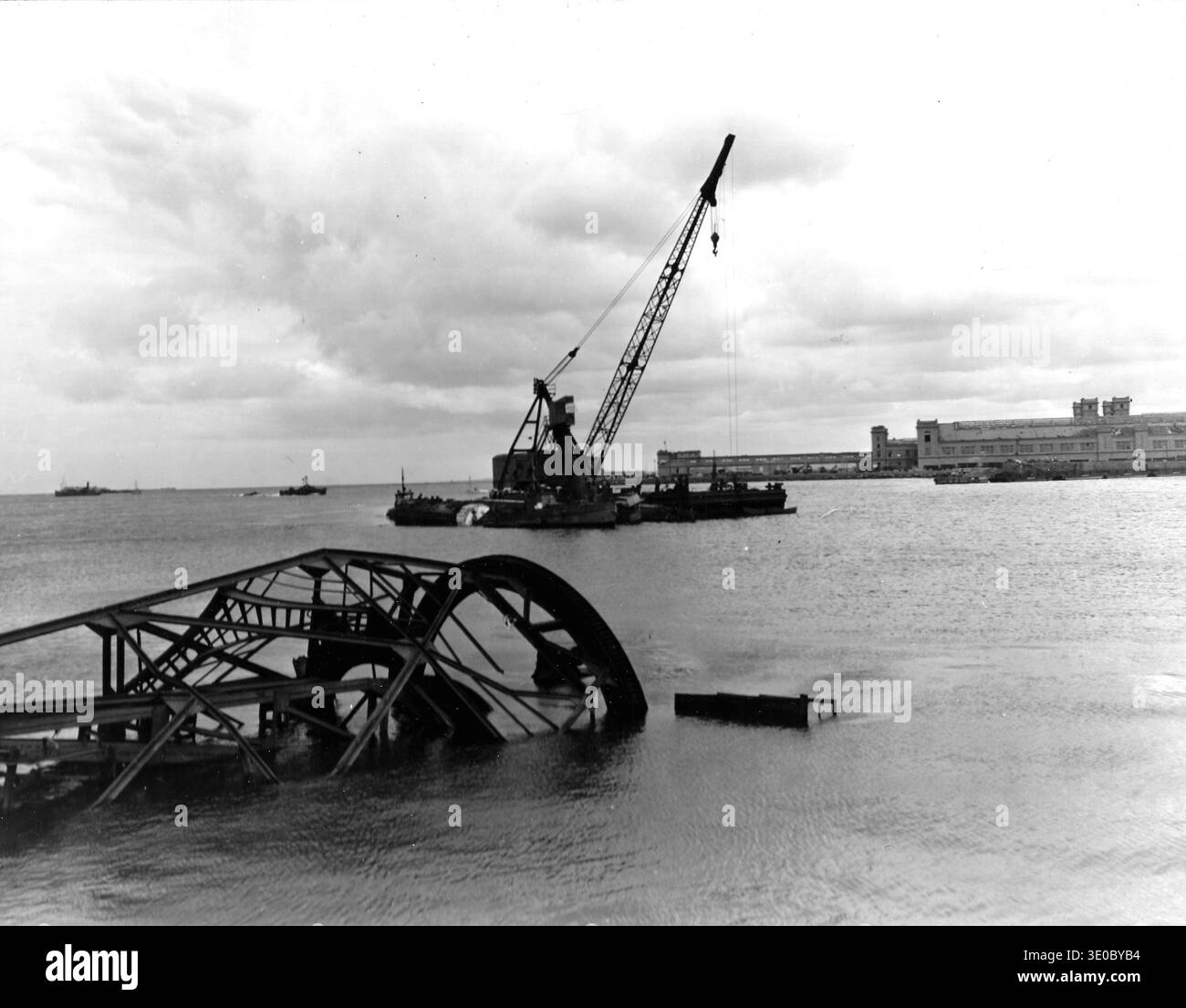Ships crane in use Black and White Stock Photos & Images - Alamy