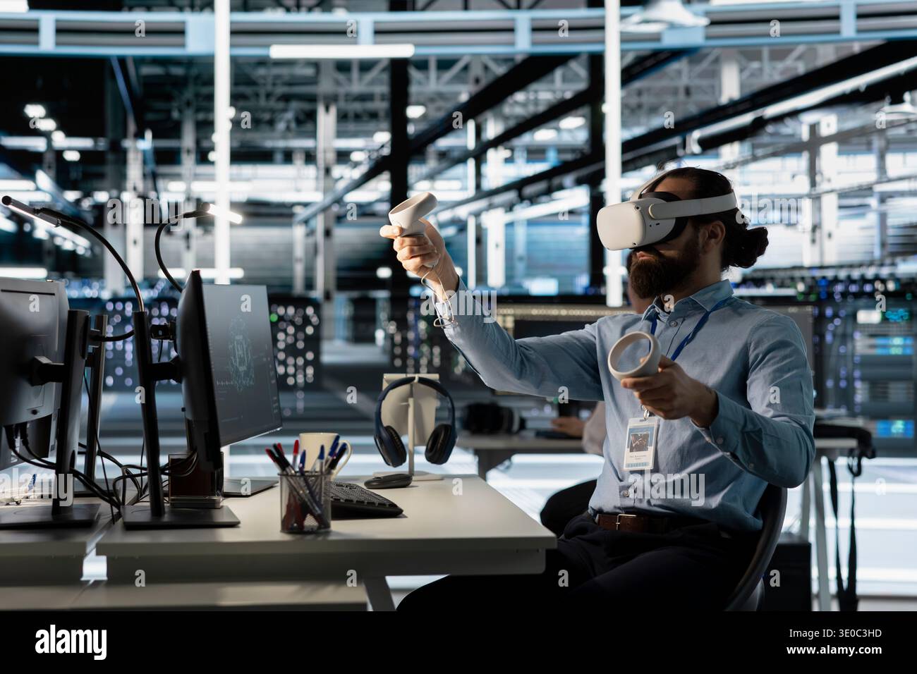 Engineer in data center using VR headset to update storage arrays software, configuring network virtualization. Man in server room using virtual reality to maintain stable performance Stock Photo