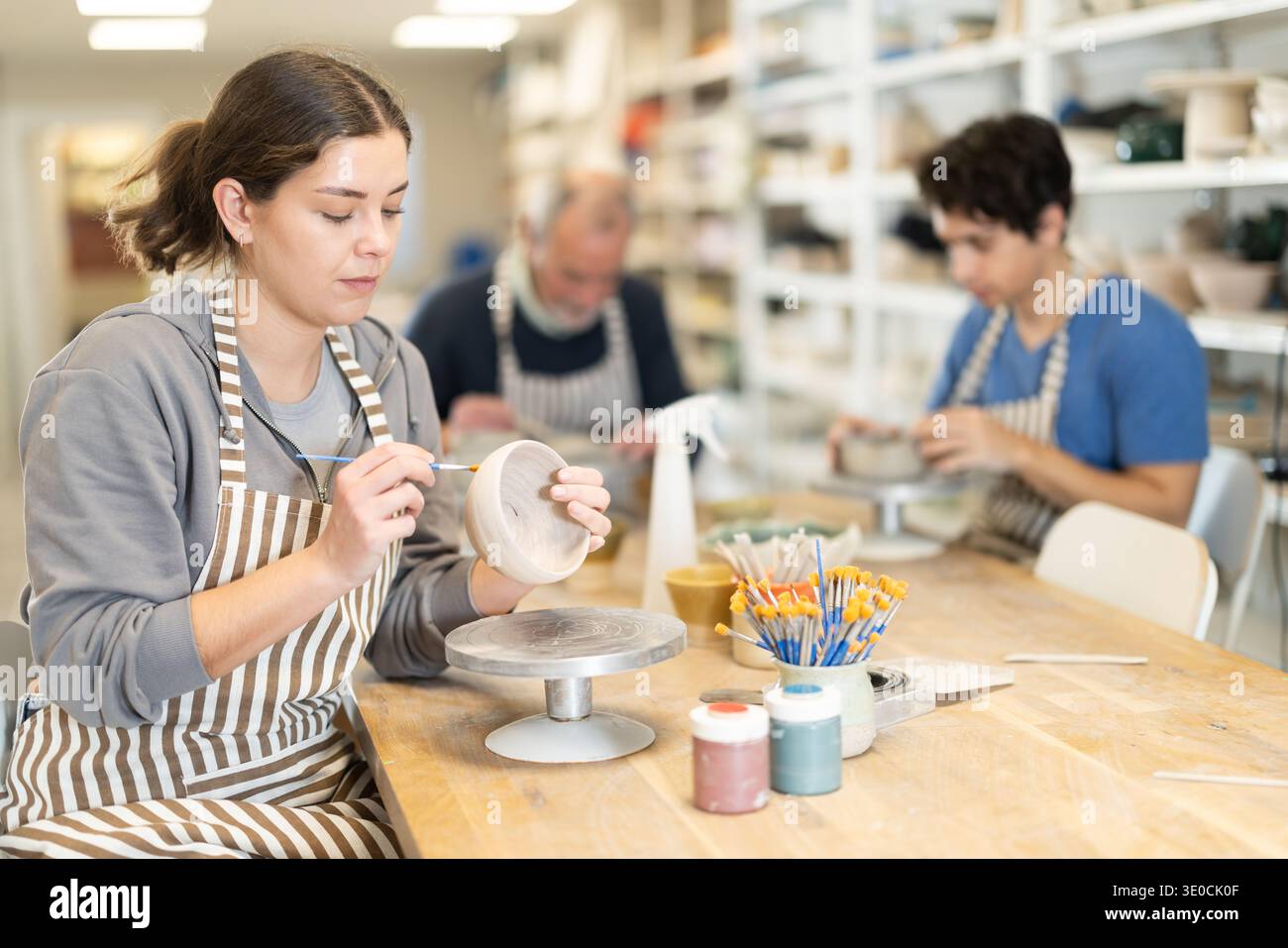 Woman pottery workshop workers hi-res stock photography and images - Alamy