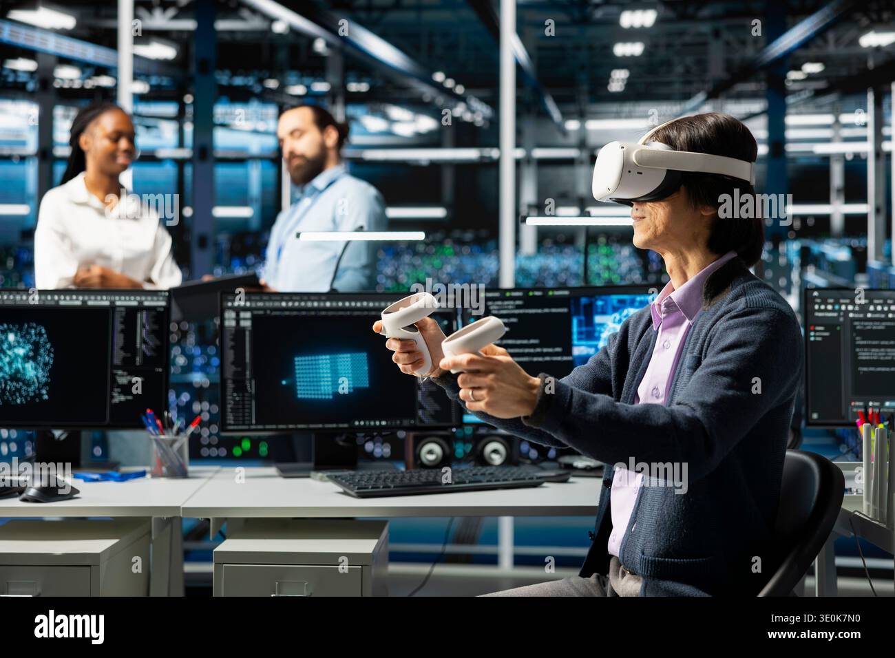 Data center programmer using vr hi-res stock photography and images - Alamy