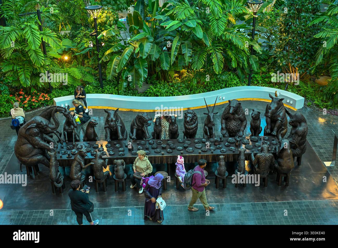wild-table-of-love-in-doha-a-striking-bronze-sculpture-by-artists