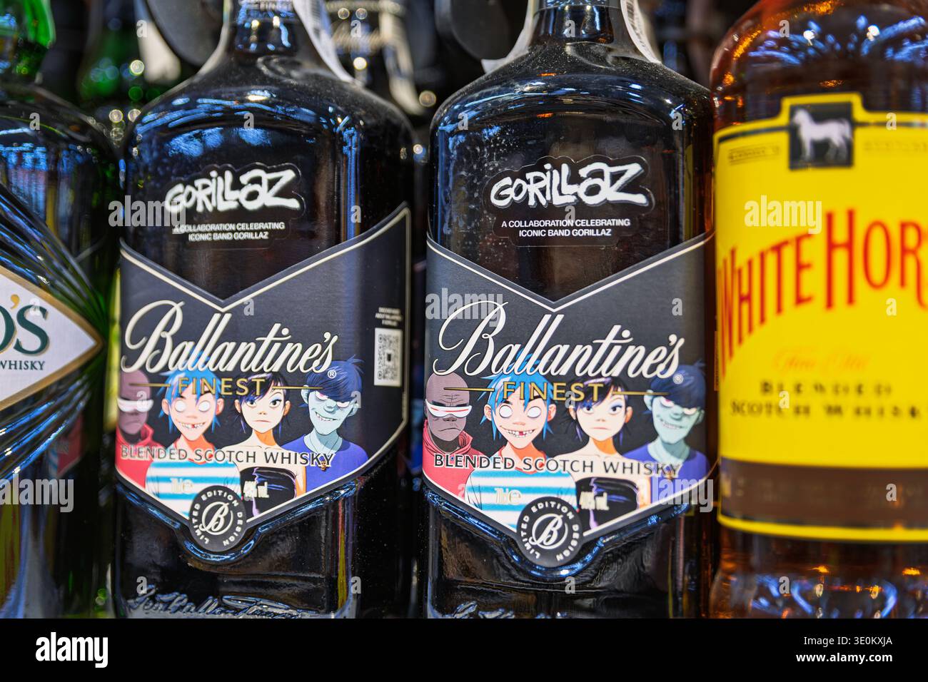 Ballantines アタッシュケース、化粧瓶、水差し、フォト ニュース Ballantines limited edition hi-res stock photography and images