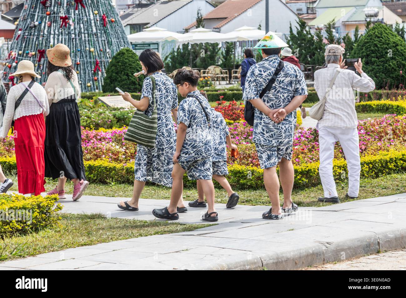 Family matching clothes hi-res stock photography and images - Alamy