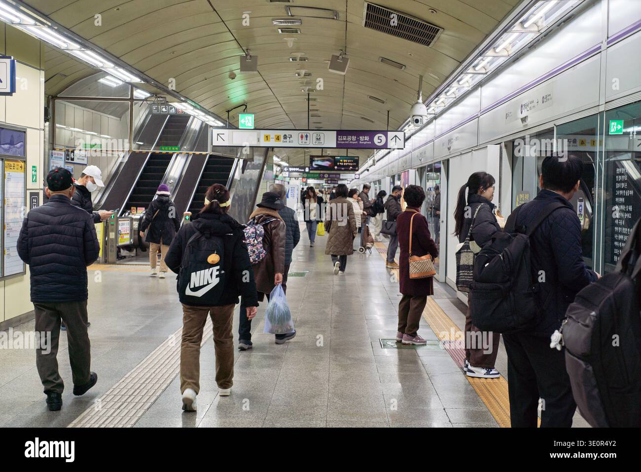 Authentic scenes of the Seoul subway system, capturing daily commutes ...