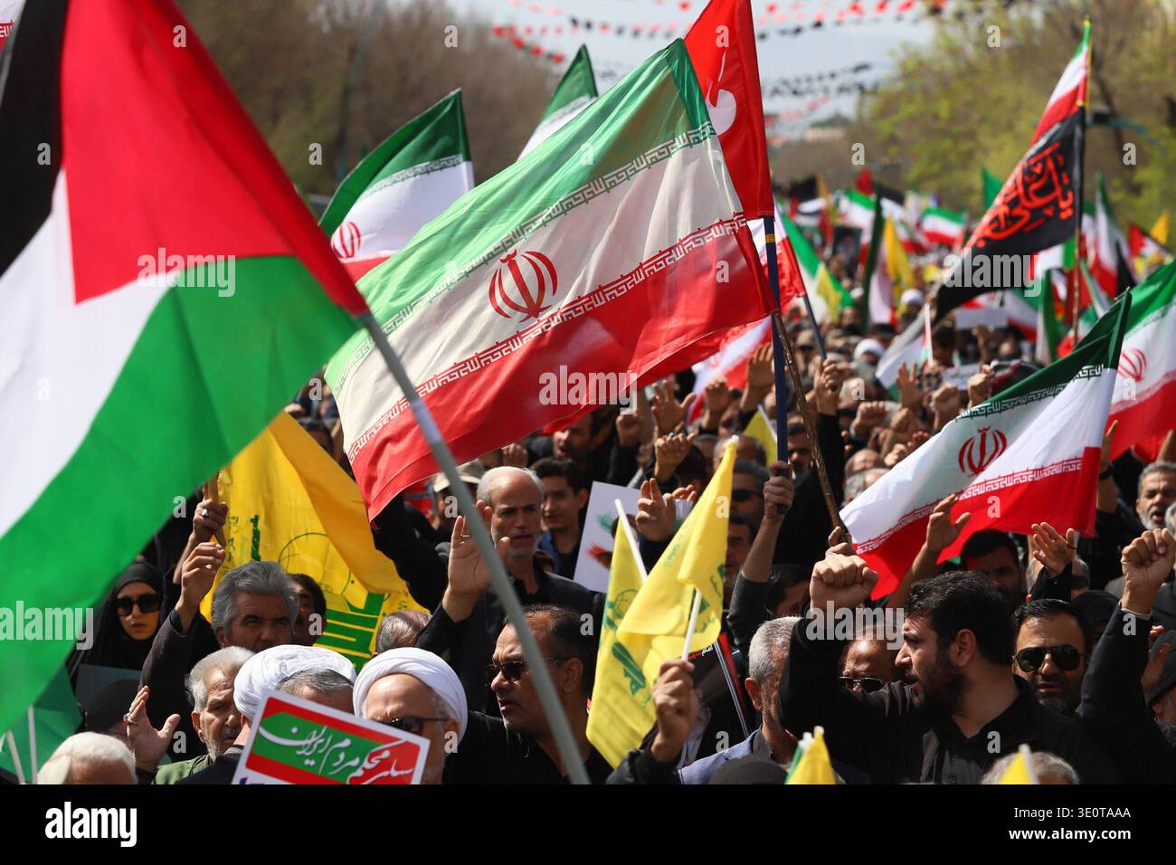 Breaking news iran war geopolitical hi-res stock photography and images ...