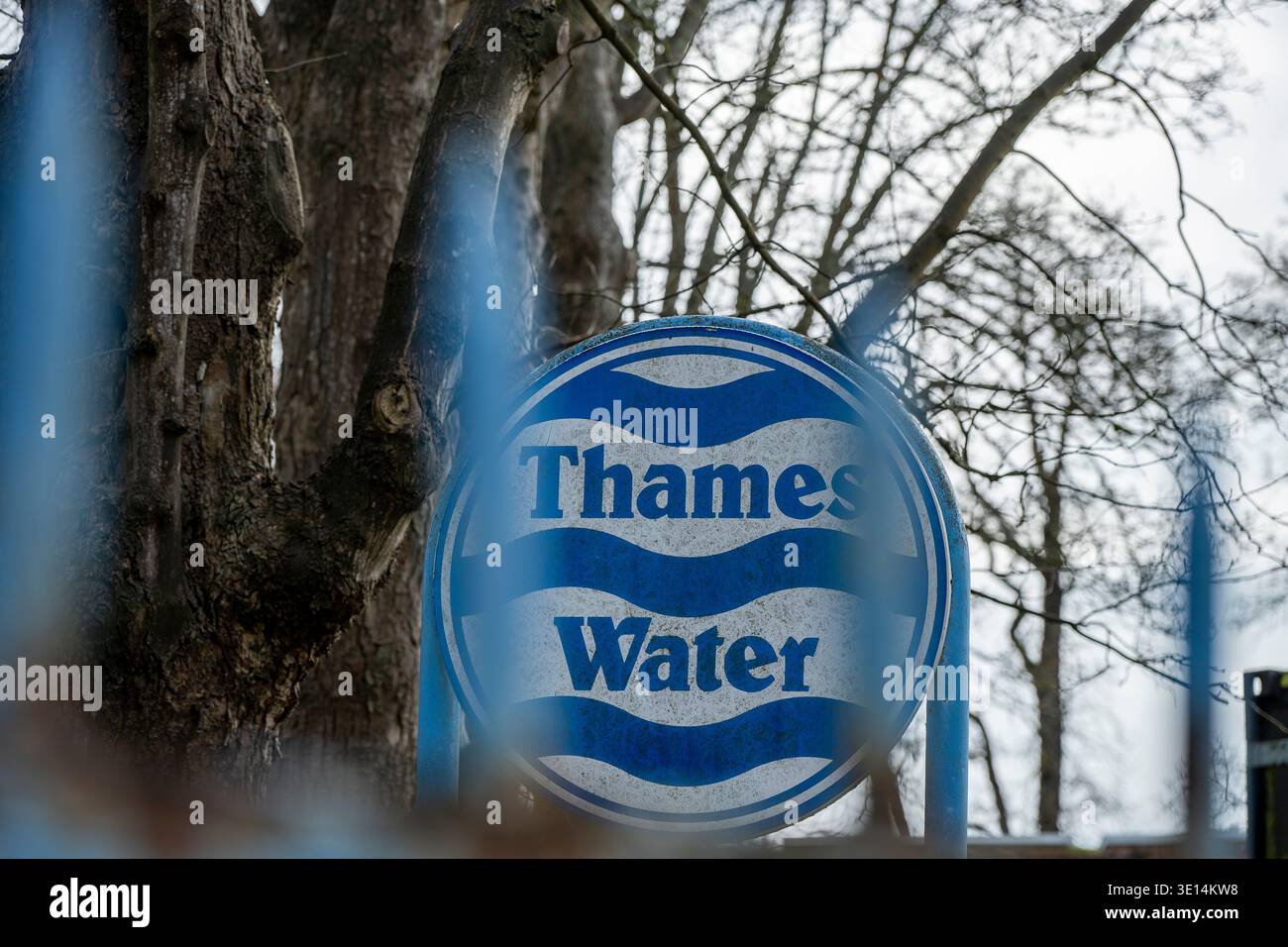 thames-water-logo-and-sign-at-the-pumping-station-on-the-river-wey