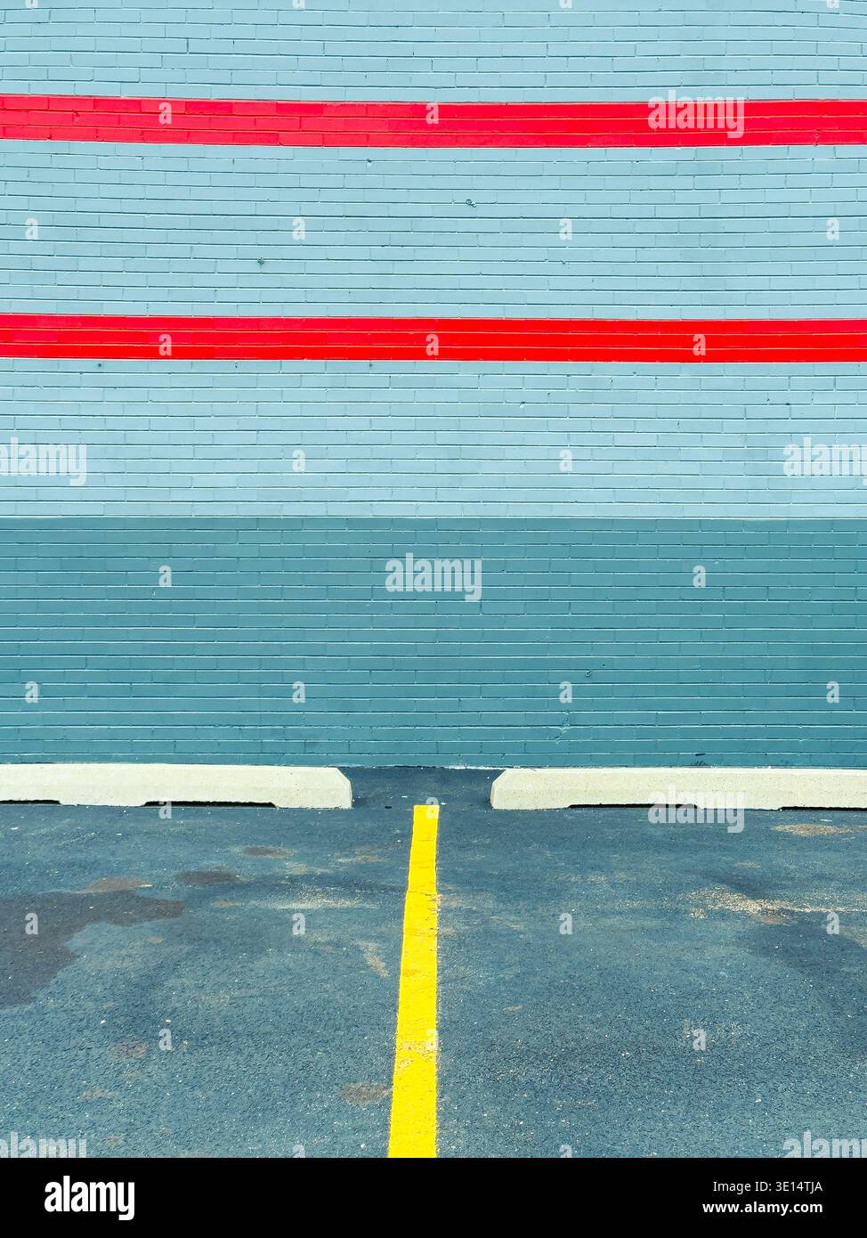 Empty parking lot yellow line hi-res stock photography and images - Alamy
