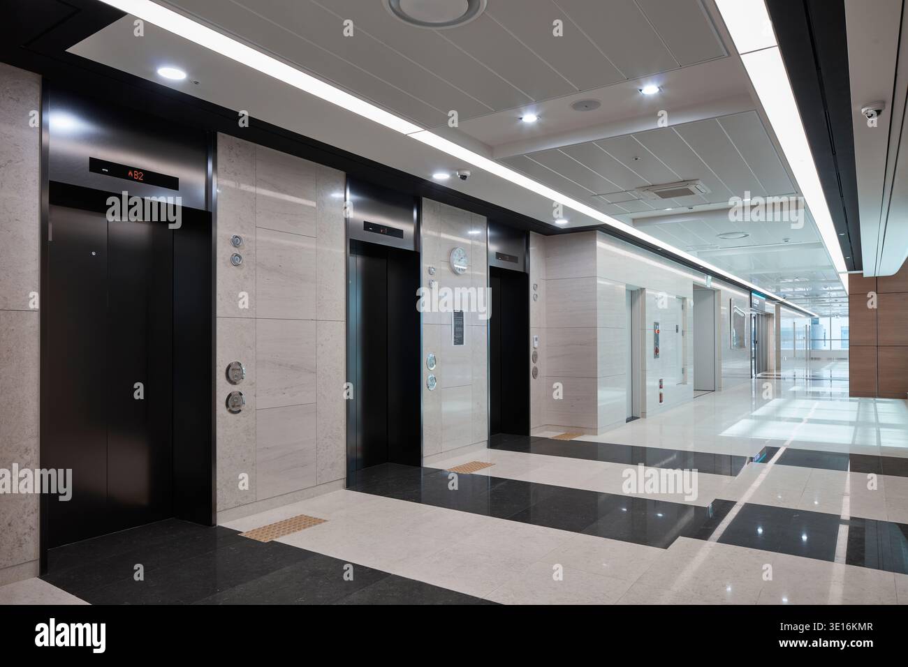 Lift lobby with people hi-res stock photography and images - Alamy