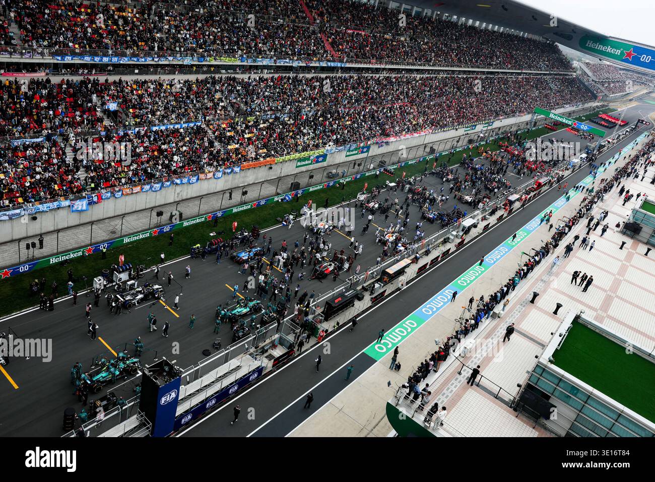 F1 grid with full grandstands during the Formula 1 Heineken Chinese ...