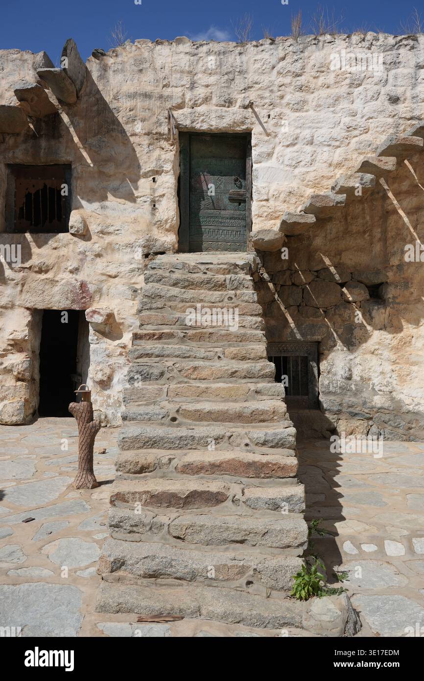 Treppe mit auskragenden Steinstufen an einem traditionellem Wohnhaus in derv Al Baha Region, Asir Gebirge, Saudi Arabien Stock Photo