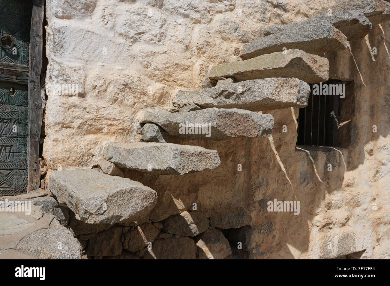 Treppe mit auskragenden Steinstufen an einem traditionellem Wohnhaus in derv Al Baha Region, Asir Gebirge, Saudi Arabien Stock Photo
