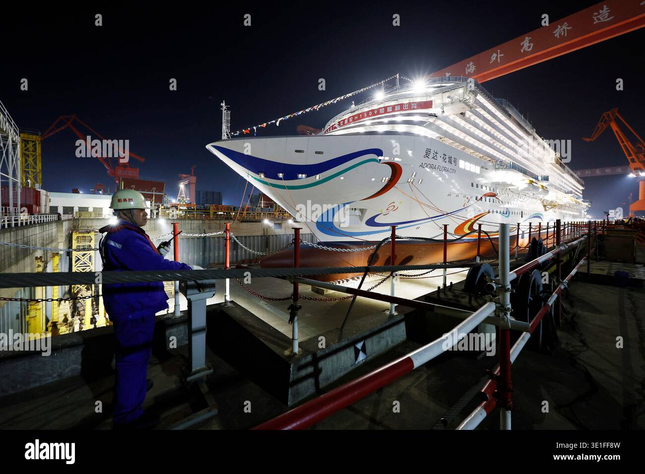 Workers prepare for the operation of water injection and floating in ...