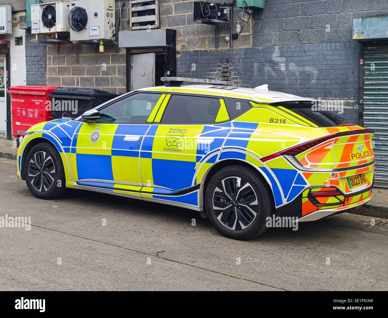 police-cars-patrol-street-hi-res-stock-photography-and-images-alamy