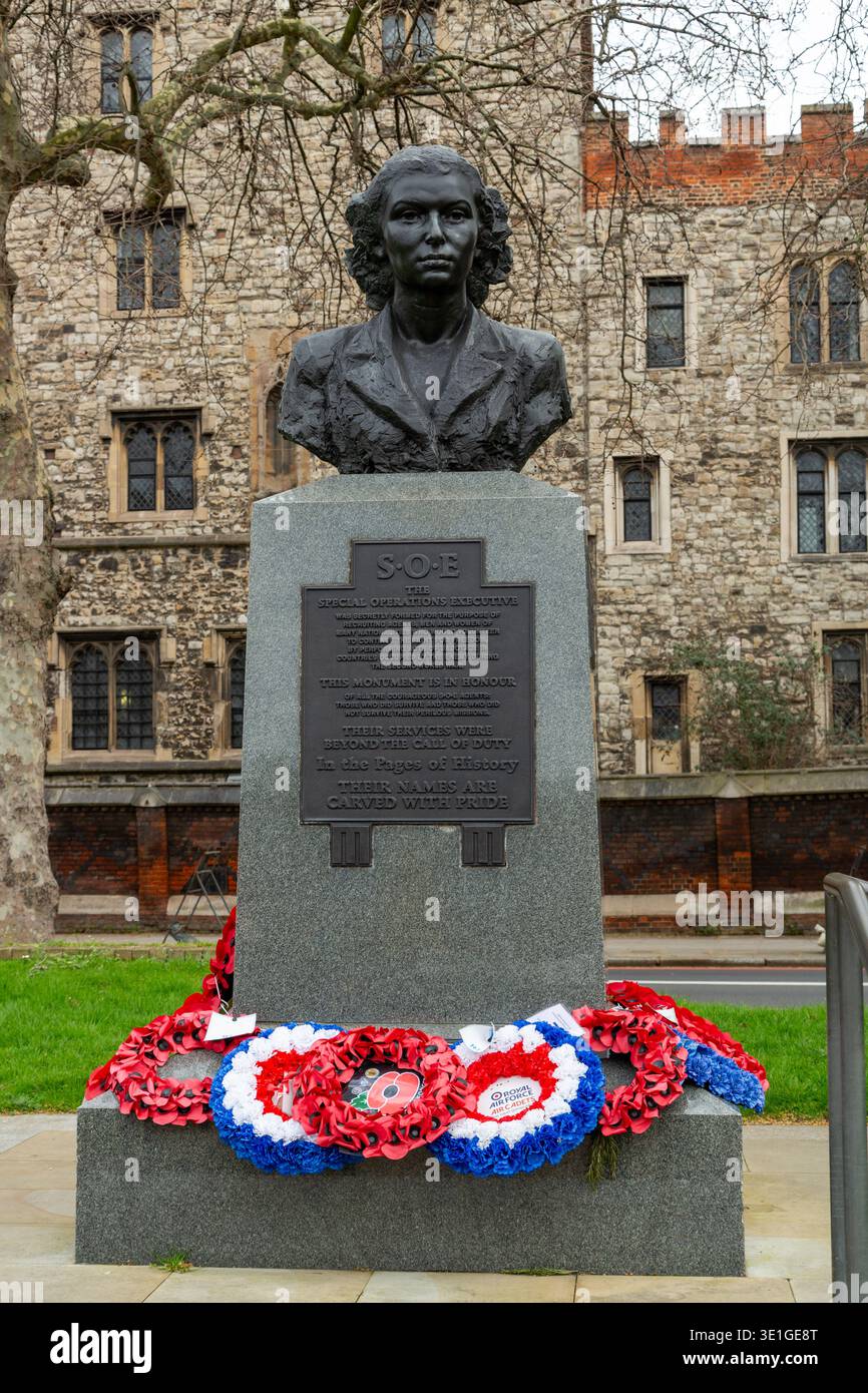 The Special Operations Executive (SOE) Memorial located on the Albert Embankment in London, featuring a bust of agent Violette Szabo Stock Photo