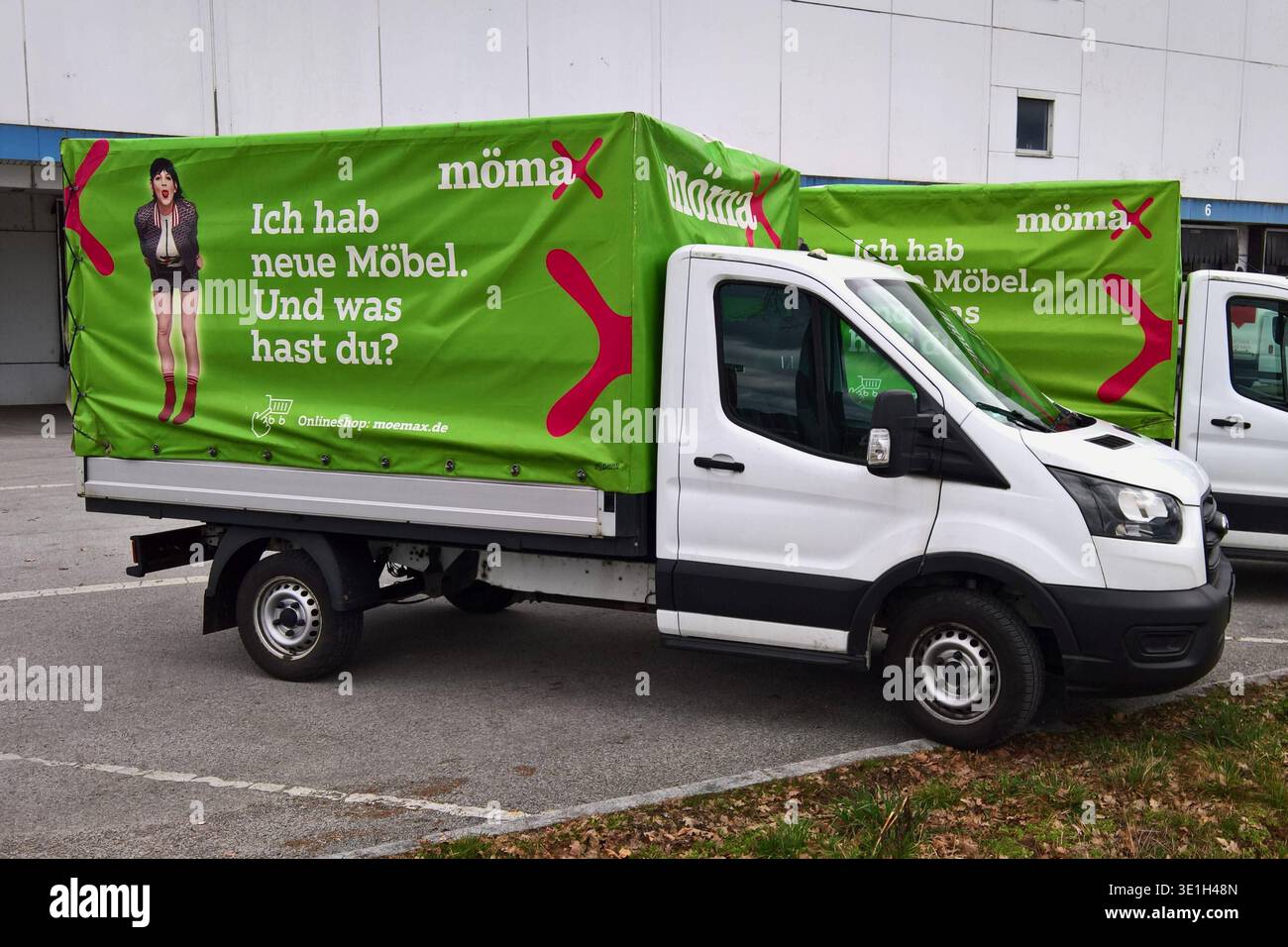 mömax ist eine internationale Einrichtungskette der XXXLutz-Gruppe, die sich auf Wohnlösungen spezialisiert hat. Foto: mömax-Transporter *** mömax is an international furnishing chain of the XXXLutz Group that specializes in living solutions Photo