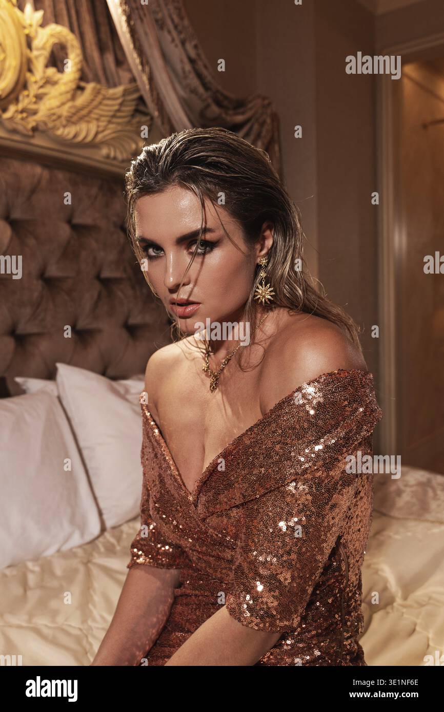 makeup on golden dress for a gold #sydneymakeupartist #beautytok #krystalkmakeup #goldmakeup #makeuptutorial Glittery eye makeup tutorial for