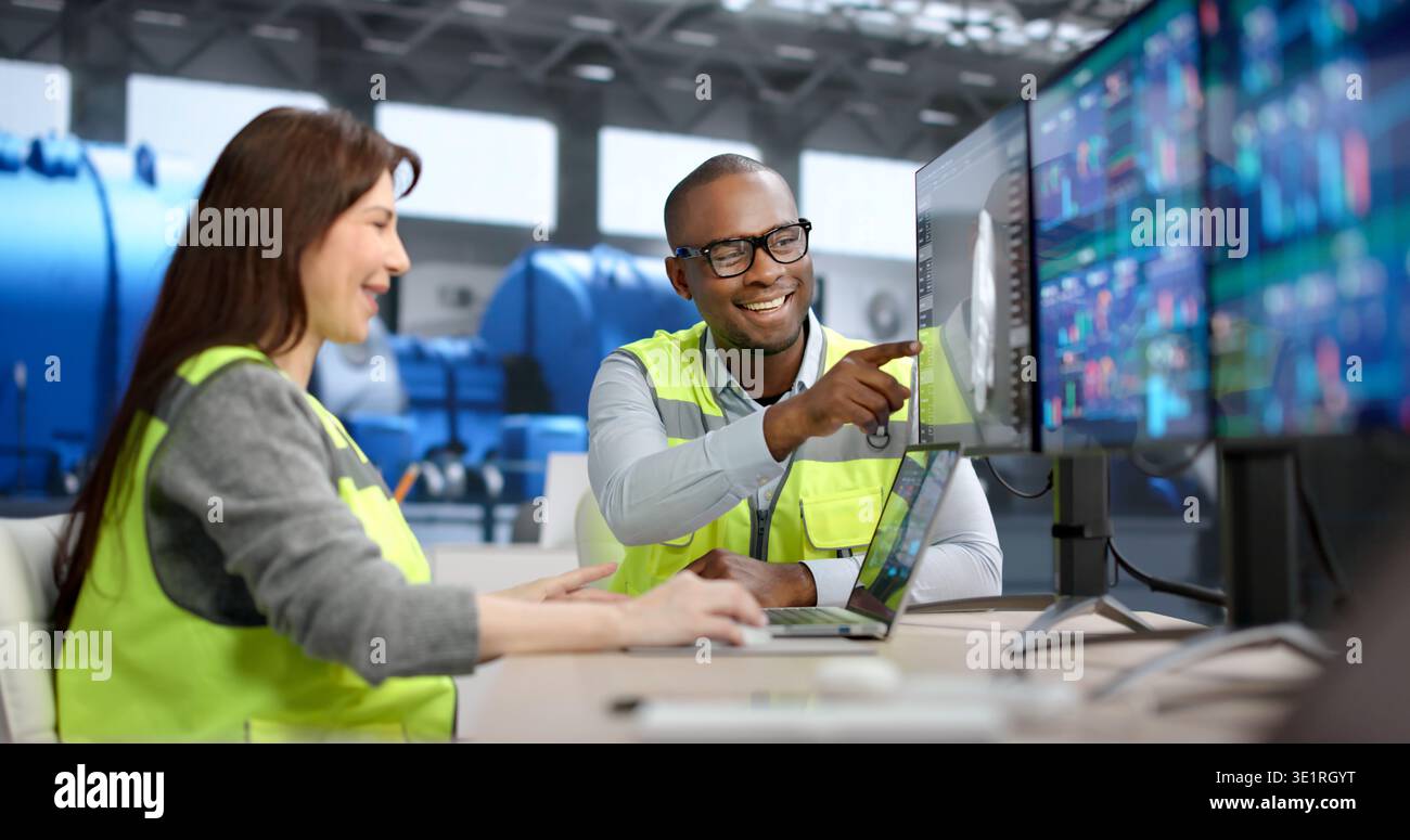 Engineer And Operator Using Software To Monitor Gas Turbine And Refinery Operations, Ensuring Smooth Fuel Management Stock Photo