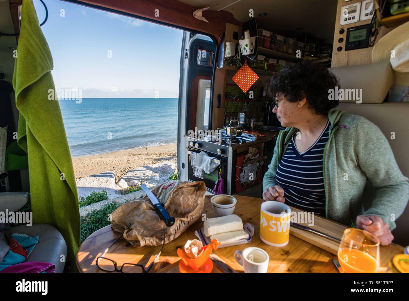 Blick ber den Frhstckstisch aus einem Campervan der auf einem  unbefestigten Stellplatz direkt am Mittelmeer steht. Apulien, Italien. Ein  Campervan steht in der Landschaft am Meer *** View over the breakfast table