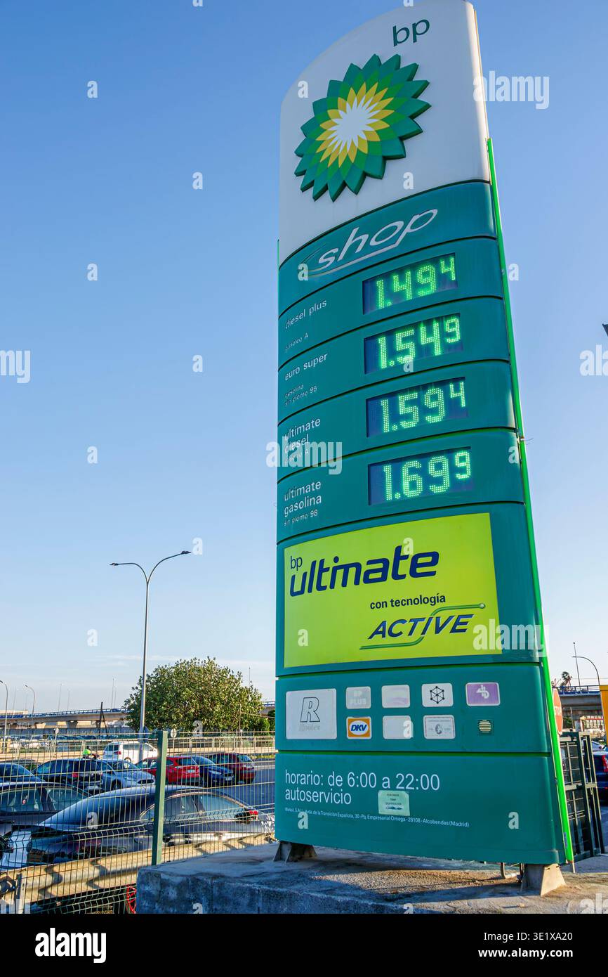 bp garage tobacco prices Bp prices hi-res stock photography and images