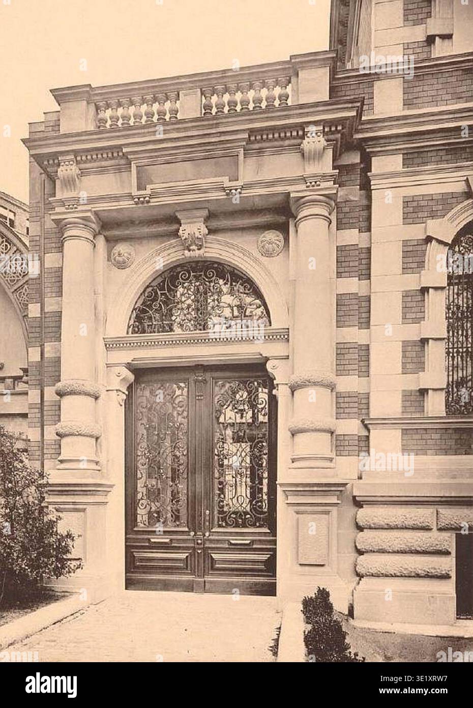Palais Reichenheim was a nineteenth-century residential palace building in Berlin designed by architects Kayser & von Großheim and located at Rauchstraße 21 in the Tiergarten district. The archival photographic record documents a historical photographic print published by Römmmler & Jonas in 1882 showing the portal entrance with wrought-iron grille work executed by Ed. Puls. Stock Photo
