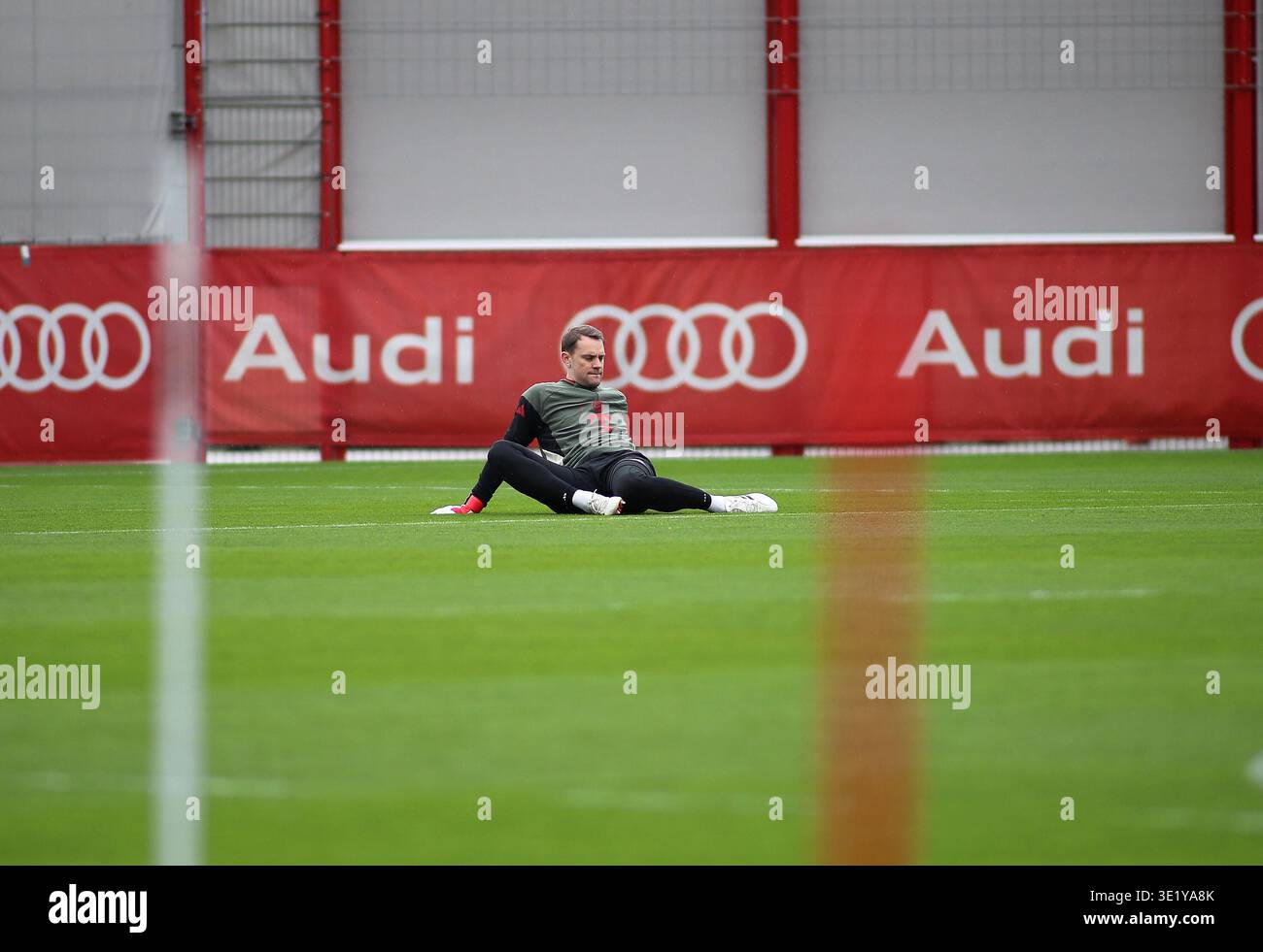 Manuel neuer fc bayern munich sitting during goalkeeper traini hi-res ...