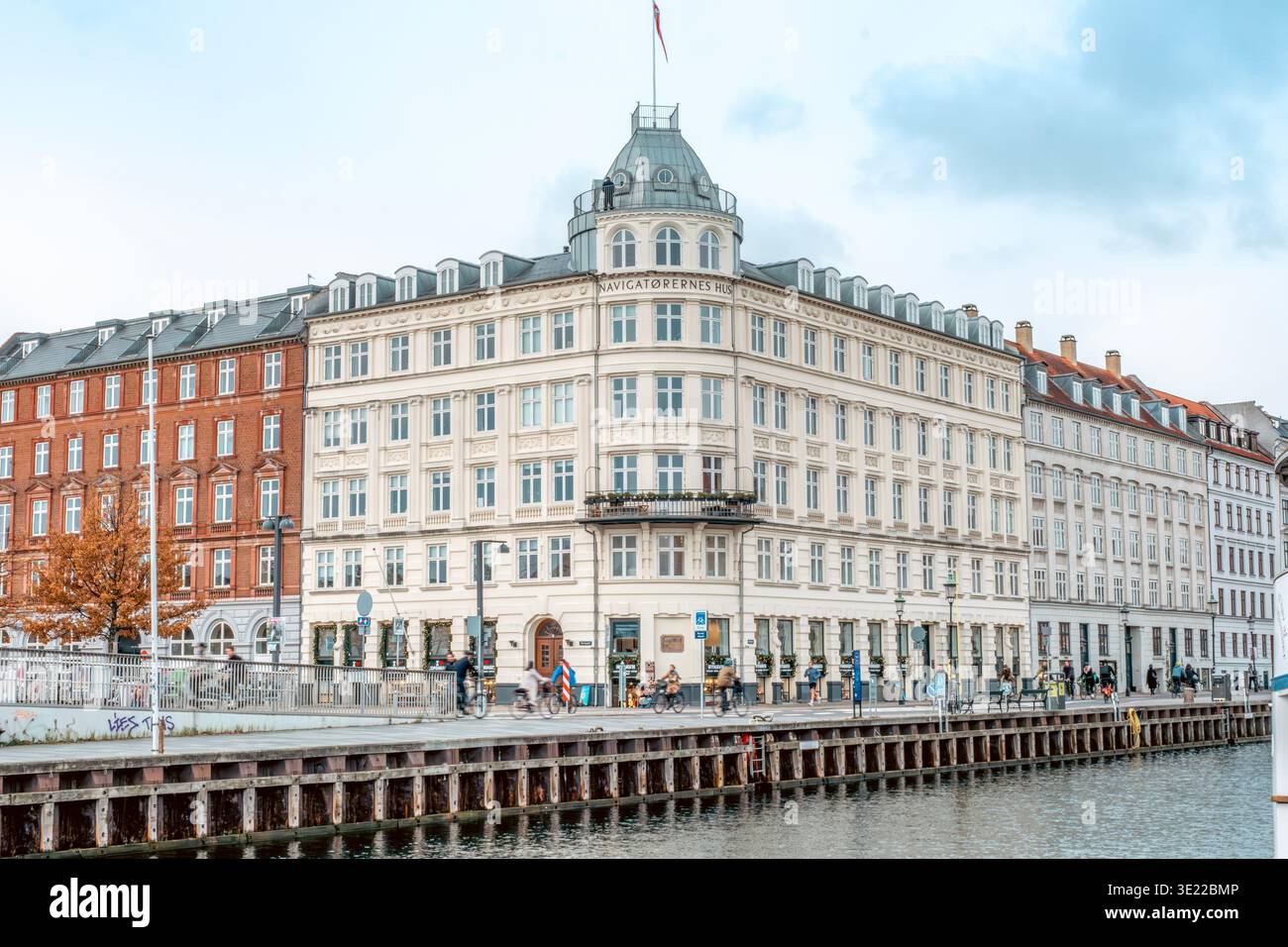 Navigator Hus (Navigatorernes Hus), Historic Neoclassical White Building by the Canal Stock Photo