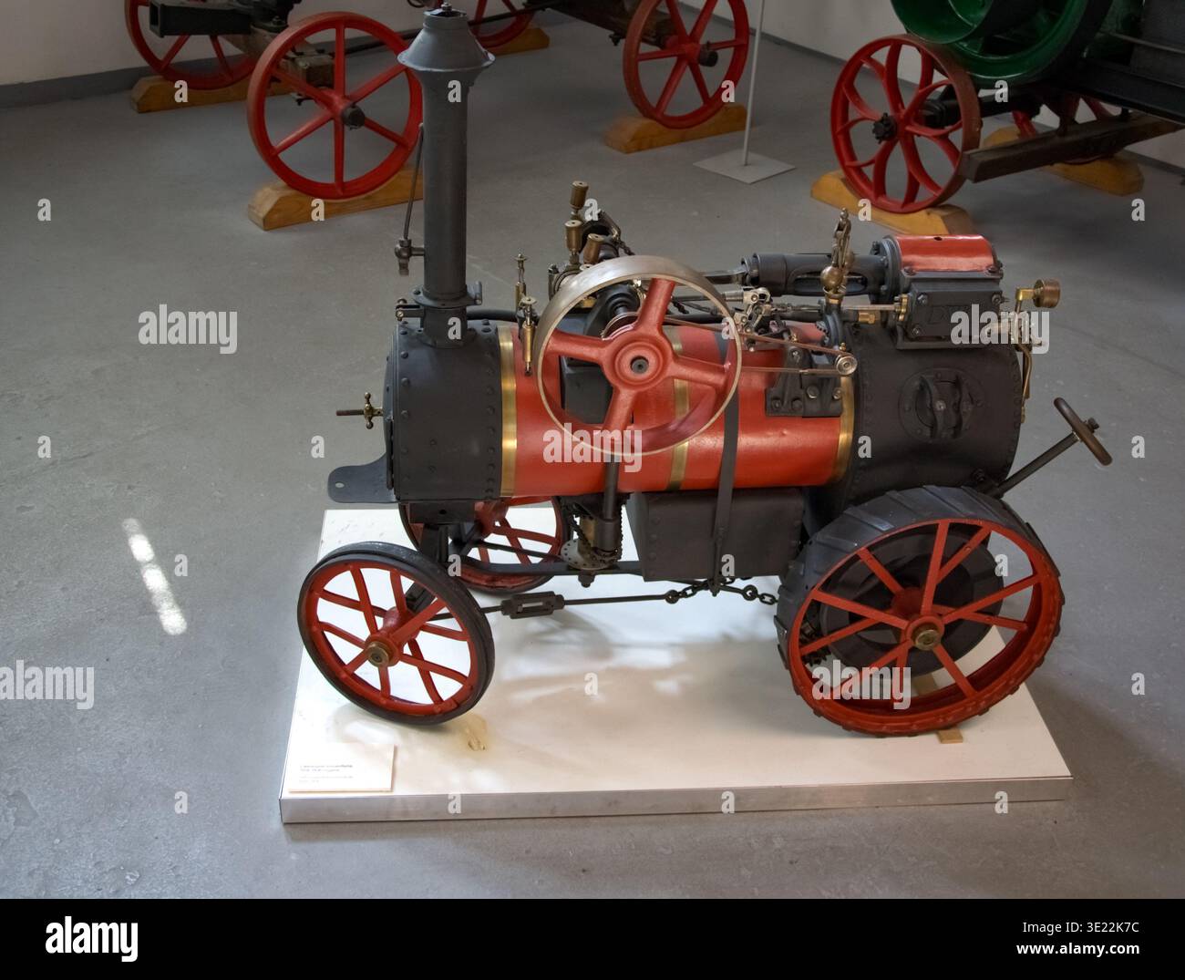 Detailed Scale Model of a Vintage Steam Traction Engine - Engineering ...