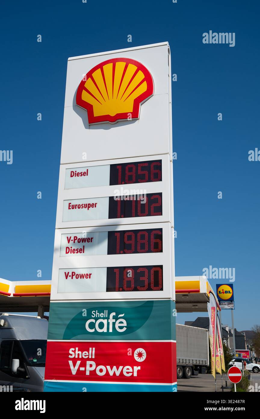shell garage tobacco prices Shell fuel prices sign petrol station hi-res stock photography and images -  Page 2