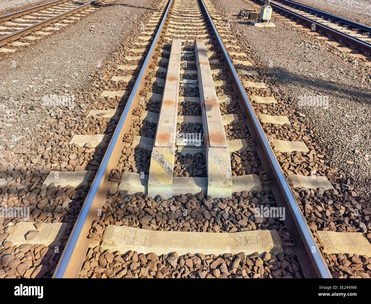 Railway Tracks Perspective Vanishing Point, Train Rails Converging ...