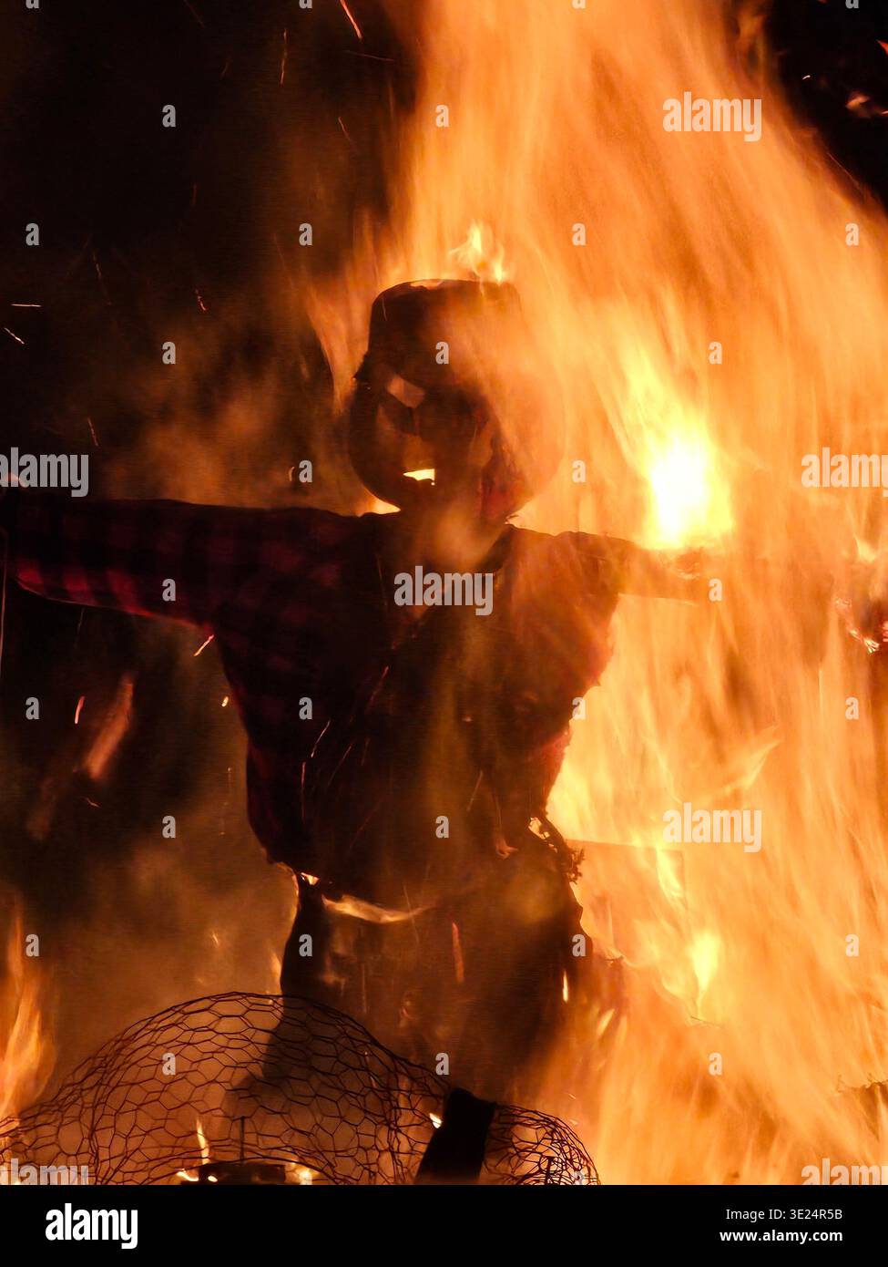 Guy fawkes figure bonfire hi-res stock photography and images - Alamy