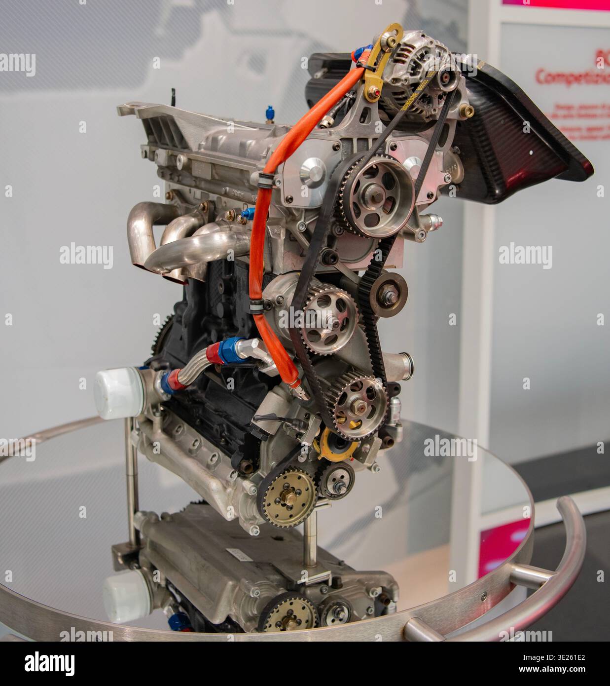 Alfa romeo twin spark 16v engine hi-res stock photography and images ...